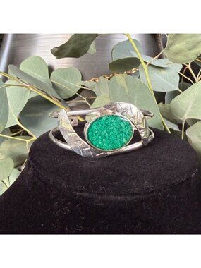 VTG Mexican Silver Tone Cuff Bracelet Engraved Leaf Design & Green Stone Inlay